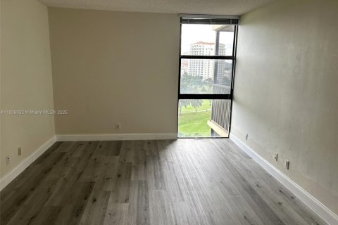 Condo in Aventura, Florida, 1 bedroom  № 1964784 - photo 15