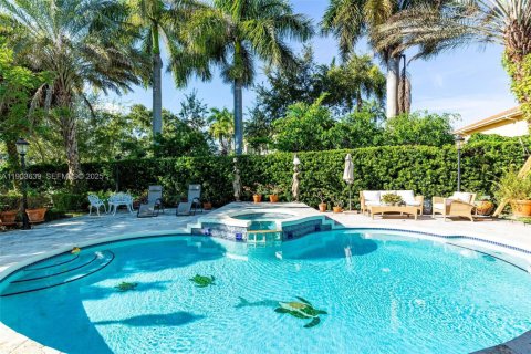 House in Cutler Bay, Florida 5 bedrooms, 366.5 sq.m. № 2035268 - photo 3