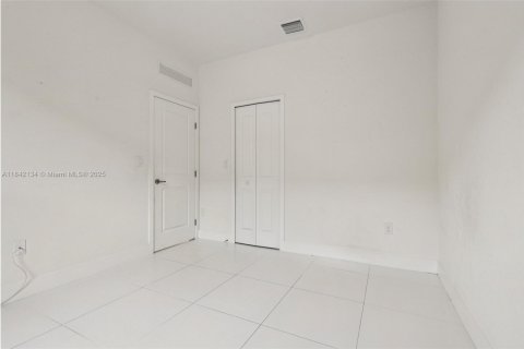 House in Miami, Florida 4 bedrooms, 193.79 sq.m. № 1834494 - photo 27