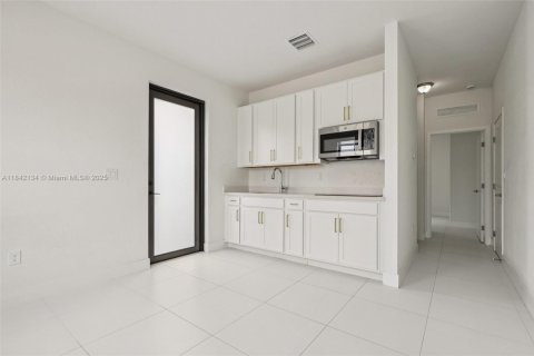 House in Miami, Florida 4 bedrooms, 193.79 sq.m. № 1834494 - photo 29