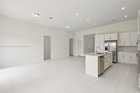 House in Miami, Florida 4 bedrooms, 193.79 sq.m. № 1834494 - photo 11