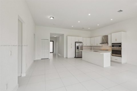 House in Miami, Florida 4 bedrooms, 193.79 sq.m. № 1834494 - photo 10