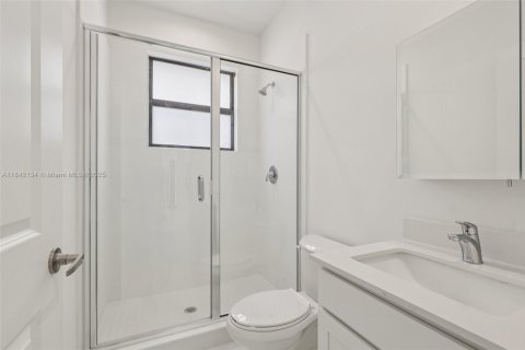 House in Miami, Florida 4 bedrooms, 193.79 sq.m. № 1834494 - photo 26