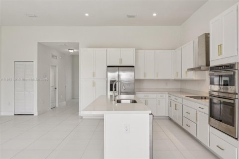 House in Miami, Florida 4 bedrooms, 193.79 sq.m. № 1834494 - photo 14