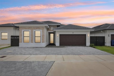 House in Miami, Florida 4 bedrooms, 193.79 sq.m. № 1834494 - photo 1