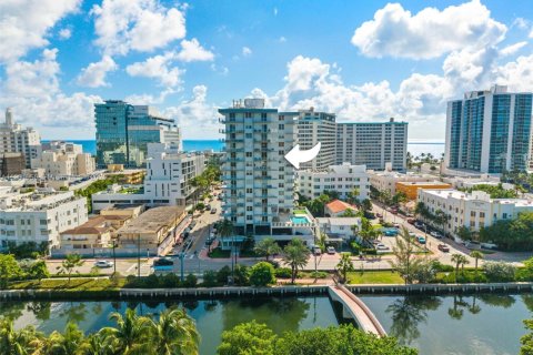 Condominio en Miami Beach, Florida, 2 dormitorios  № 2055076