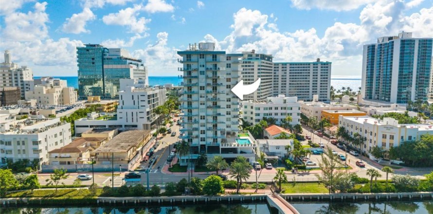 Condominio en Miami Beach, Florida, 2 dormitorios  № 2055076