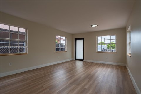 House in Miami, Florida 3 bedrooms, 171.4 sq.m. № 2050901 - photo 7