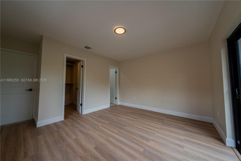 House in Miami, Florida 3 bedrooms, 171.4 sq.m. № 2050901 - photo 15