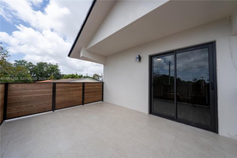 House in Miami, Florida 3 bedrooms, 171.4 sq.m. № 2050901 - photo 30