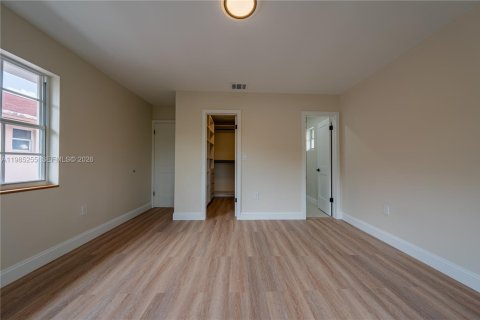 House in Miami, Florida 3 bedrooms, 171.4 sq.m. № 2050901 - photo 18
