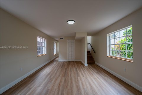 House in Miami, Florida 3 bedrooms, 171.4 sq.m. № 2050901 - photo 12