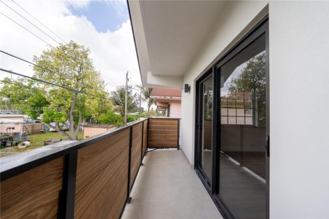 House in Miami, Florida 3 bedrooms, 171.4 sq.m. № 2050901 - photo 23
