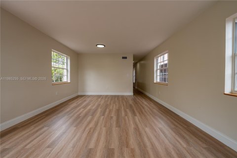 House in Miami, Florida 3 bedrooms, 171.4 sq.m. № 2050901 - photo 6