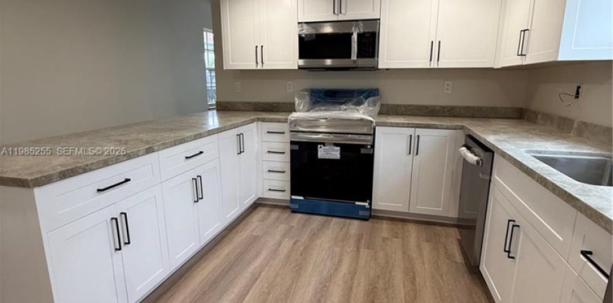 Дом в Майами, Флорида 3 спальни, 171.4м2 № 2050901