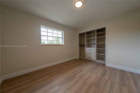 House in Miami, Florida 3 bedrooms, 171.4 sq.m. № 2050901 - photo 25
