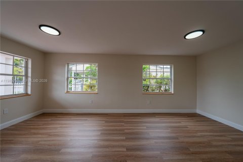 House in Miami, Florida 3 bedrooms, 171.4 sq.m. № 2050901 - photo 8