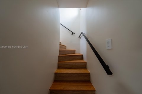 House in Miami, Florida 3 bedrooms, 171.4 sq.m. № 2050901 - photo 13