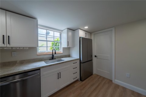 House in Miami, Florida 3 bedrooms, 171.4 sq.m. № 2050901 - photo 5