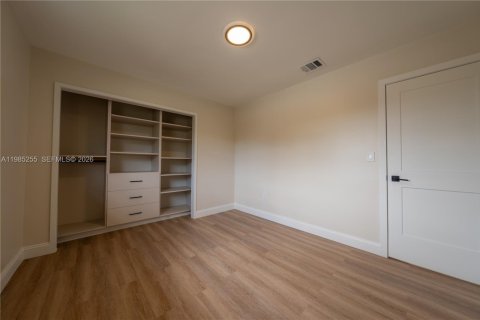 House in Miami, Florida 3 bedrooms, 171.4 sq.m. № 2050901 - photo 29