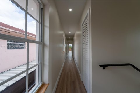 House in Miami, Florida 3 bedrooms, 171.4 sq.m. № 2050901 - photo 27