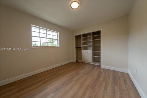 House in Miami, Florida 3 bedrooms, 171.4 sq.m. № 2050901 - photo 28