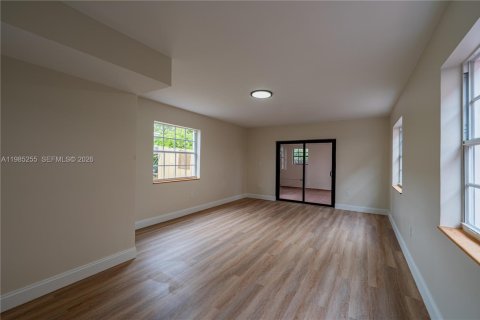 House in Miami, Florida 3 bedrooms, 171.4 sq.m. № 2050901 - photo 11