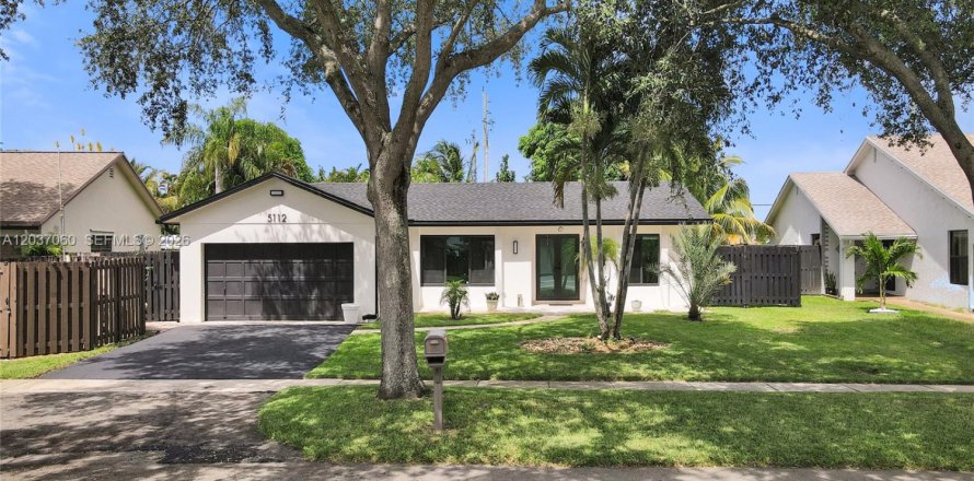 House in Cooper City, Florida 3 bedrooms, 196.21 sq.m. № 2088326