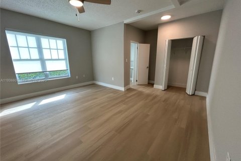 Apartment in Miami Beach, Florida 39.95 sq.m. № 1994602 - photo 1