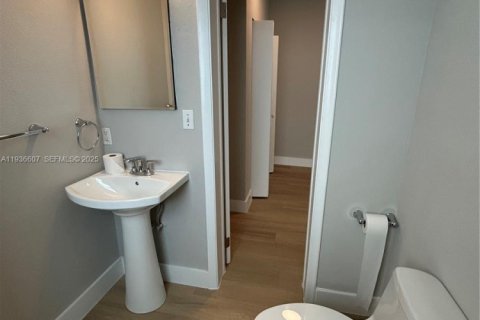 Apartment in Miami Beach, Florida 39.95 sq.m. № 1994602 - photo 9