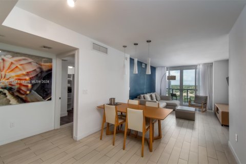 Condo in Hallandale Beach, Florida, 2 bedrooms № 1938289 - photo 2
