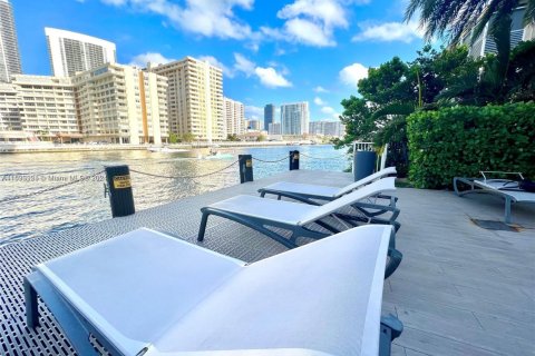 Condo in Hallandale Beach, Florida, 2 bedrooms № 1938289 - photo 15