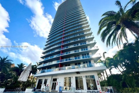 Condo in Hallandale Beach, Florida, 2 bedrooms № 1938289 - photo 1