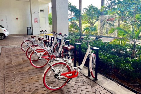 Condo in Hallandale Beach, Florida, 2 bedrooms № 1938289 - photo 18