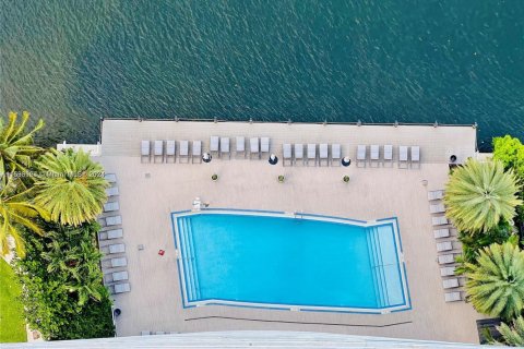 Condo in Hallandale Beach, Florida, 2 bedrooms № 1938289 - photo 17