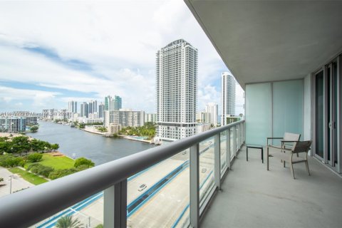 Condo in Hallandale Beach, Florida, 2 bedrooms № 1938289 - photo 12