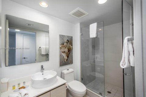Condo in Hallandale Beach, Florida, 2 bedrooms № 1938289 - photo 9