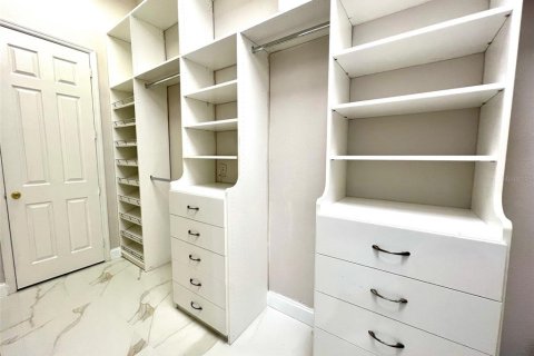 Casa en alquiler en Orlando, Florida, 5 dormitorios, 380.99 m2 № 1743349 - foto 10