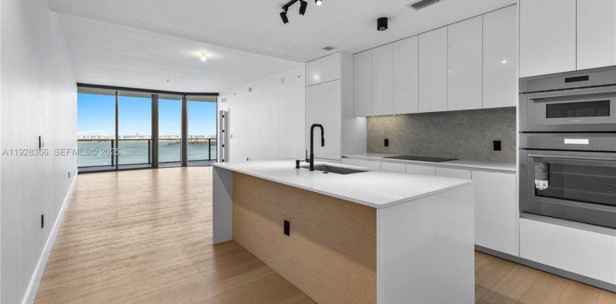 Condominio en Miami, Florida, 3 dormitorios  № 2034401