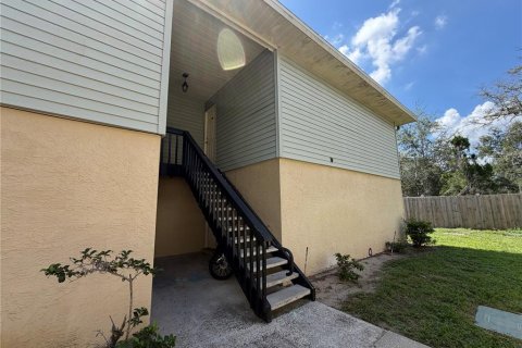 Condo in Brandon, Florida, 2 bedrooms № 2220025 - photo 2