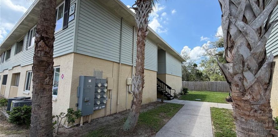 Condo in Brandon, Florida, 2 bedrooms № 2220025