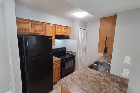 Condo in Brandon, Florida, 2 bedrooms № 2220025 - photo 9