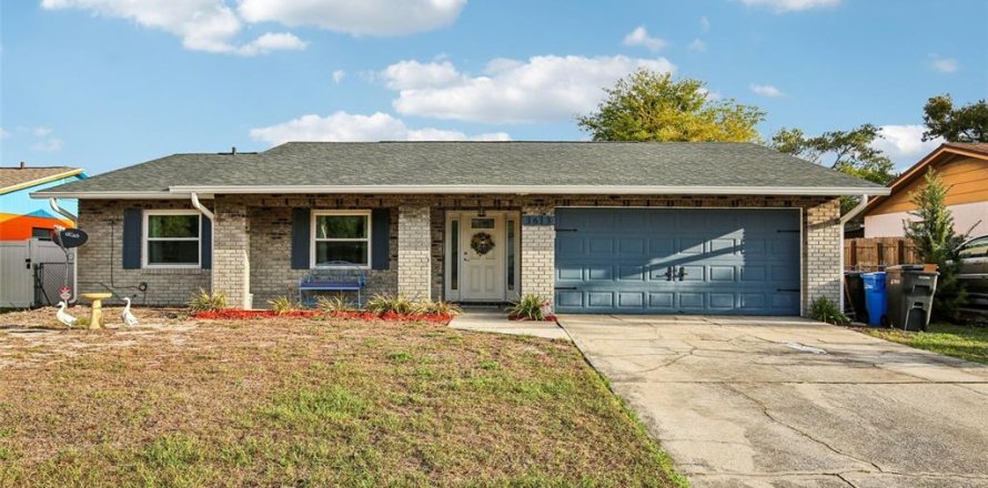 House in Brandon, Florida 3 bedrooms, 153.29 sq.m. № 2103629