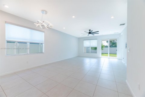 House in Port St. Lucie, Florida 3 bedrooms, 185.62 sq.m. № 1888884 - photo 29