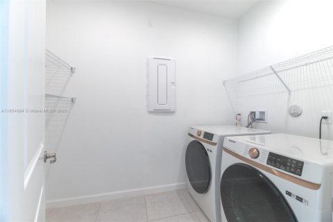 House in Port St. Lucie, Florida 3 bedrooms, 185.62 sq.m. № 1888884 - photo 8