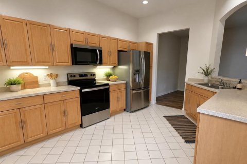 House in Lady Lake, Florida 2 bedrooms, 148.46 sq.m. № 2317480 - photo 3