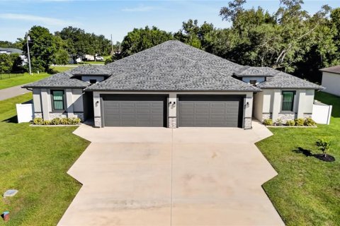 Commercial property in Port Charlotte, Florida 6 bedrooms, 259.29 sq.m. № 2402770