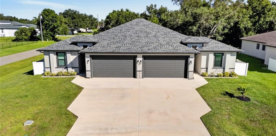 Commercial property in Port Charlotte, Florida 6 bedrooms, 259.29 sq.m. № 2402770
