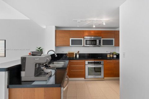 Condo in Miami, Florida, 1 bedroom  № 1726249 - photo 11