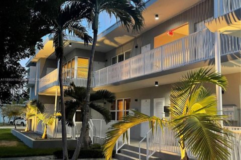 Снять в аренду виллу или дом в Майами-Бич, Флорида 2 спальни, 125.42м2, № 1946932 - фото 17